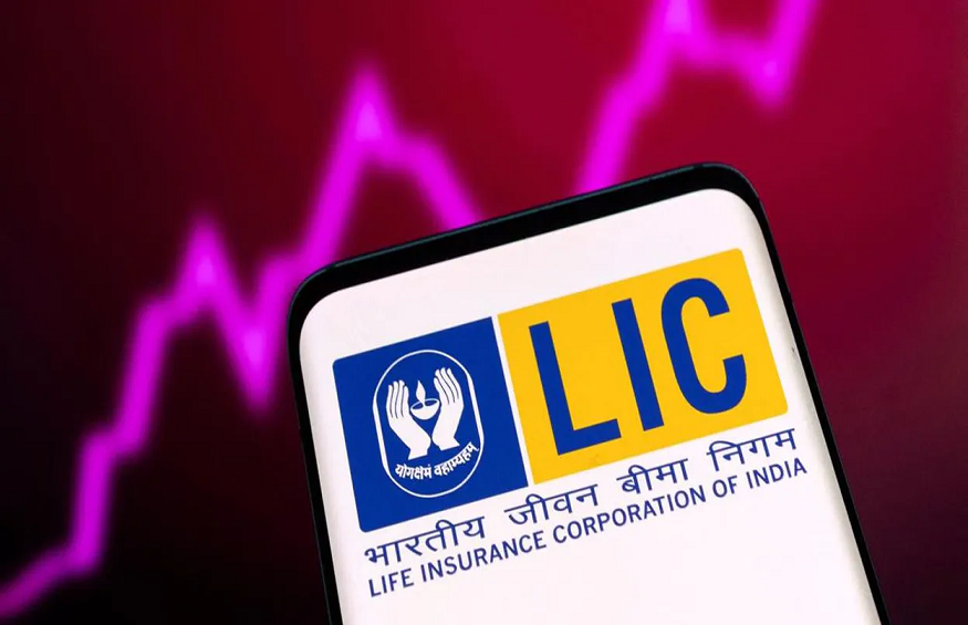 How can policyholders apply for LIC IPO?